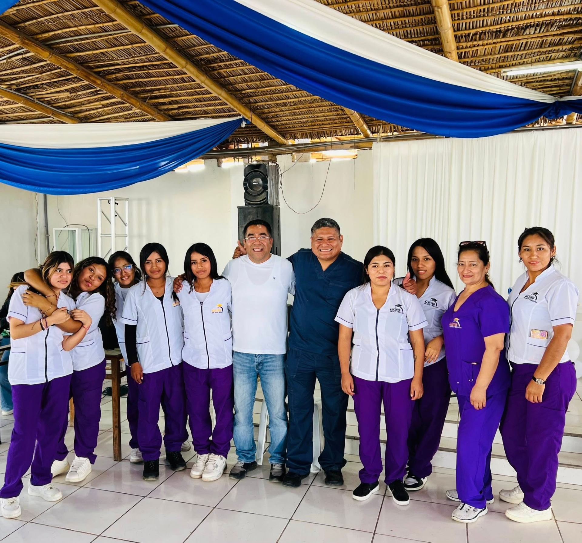 Equipo de salud y belleza en campaña comunitaria