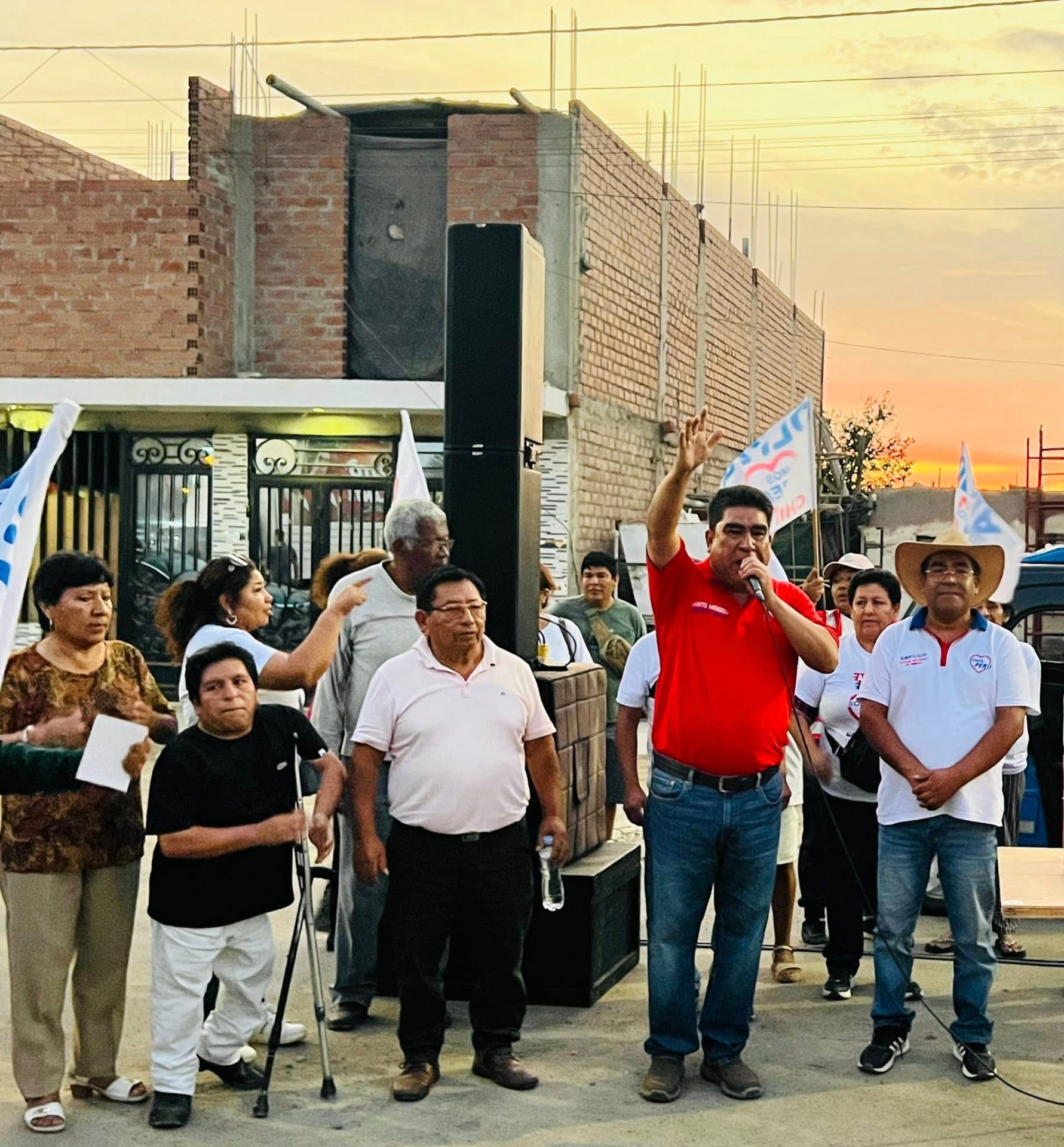 Alberto Oliva en mitin al atardecer en barrio de Chincha