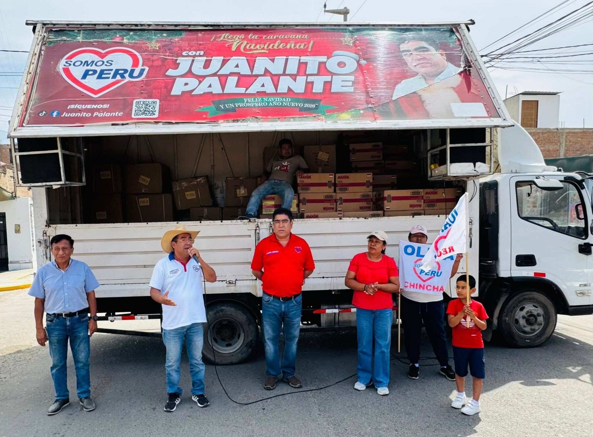 Equipo de Somos Perú Chincha junto al camión de la caravana