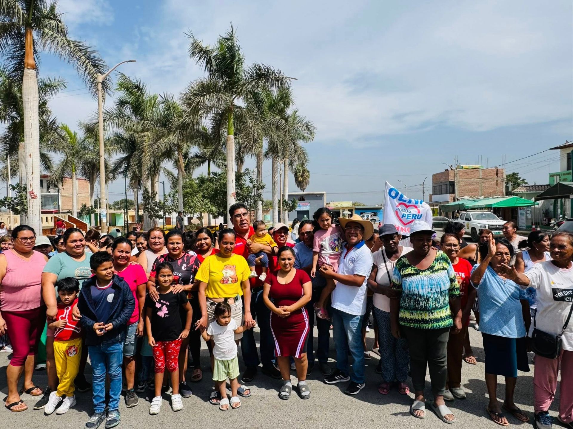 Alberto Oliva con vecinas y niños de Chincha