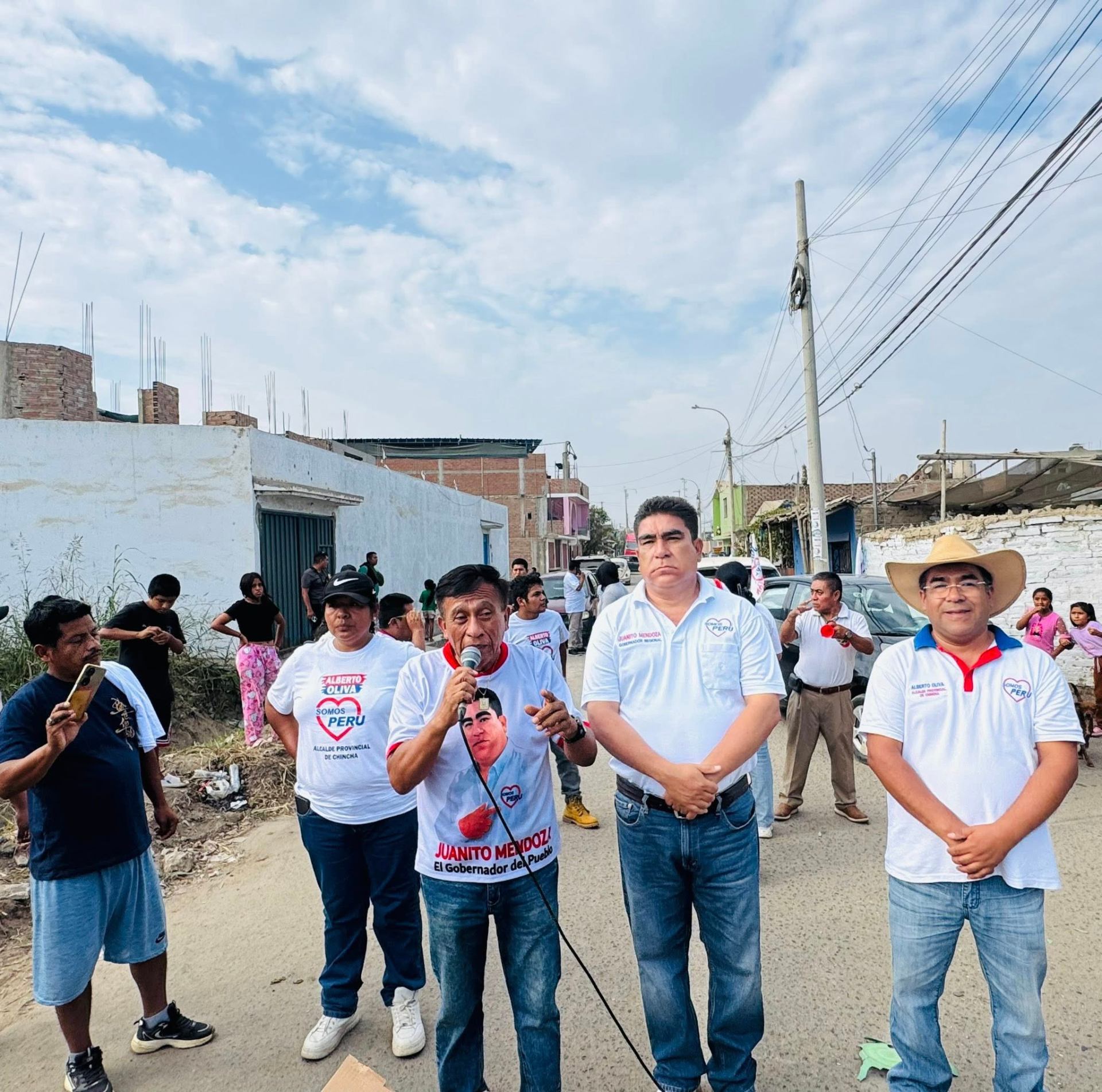 Líderes de Somos Perú conversando con la comunidad